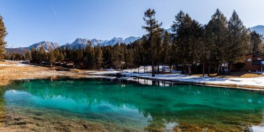 FAIRMONT Sıcak Baharlar, Kanada - 18 Mart 2020: Kayalık dağlarda küçük bir kasabada tatil villaları