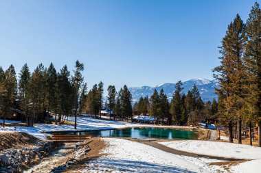 FAIRMONT Sıcak Baharlar, Kanada - 18 Mart 2020: Kayalık dağlarda küçük bir kasabada tatil villaları