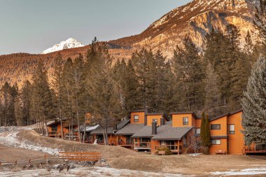 FAIRMONT Sıcak Baharlar, Kanada - 18 Mart 2020: Kayalık dağlarda küçük bir kasabada tatil villaları