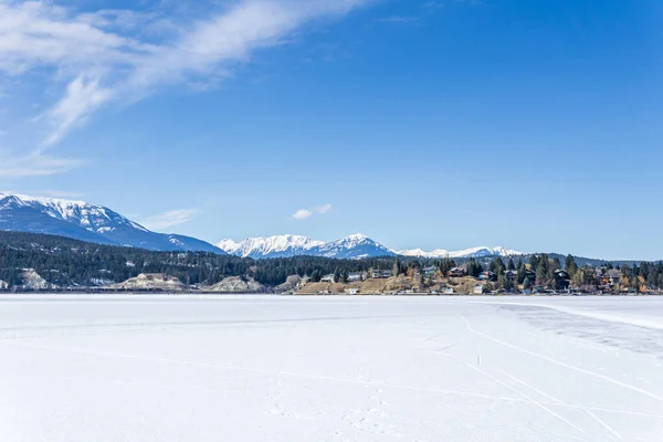 Invermere Canada Mars 2020 Fryst Windermere Sjö Och Steniga Berg — Stockfoto