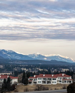 FAIRMONT Sıcak Baharlar, Kanada - 19 Mart 2020: Kayalık dağlarda bulunan küçük bir kasabada Dağ Manzaralı Süitler