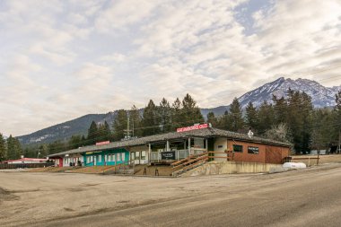 FAIRMONT Sıcak Baharlar, Kanada - 19 Mart 2020: sakin bahar sabahı perakende satış mağazası