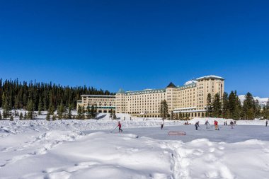 LOUISE Gölü, Kanada - 20 Mart 2020 Fairmont Şatosu ve donmuş Louis Gölü 'nün önündeki hokey