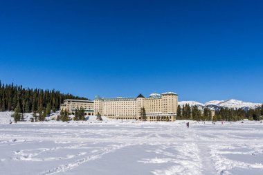 LOUISE Gölü, Kanada - 20 Mart 2020 Fairmont Şatosu ve donmuş göl Louise İlkbahar Zamanı