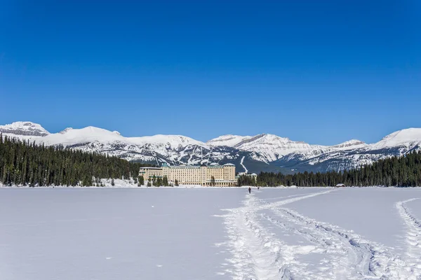 Lake Louise Canada Mars 2020 Fairmont Slott Och Frusen Sjö — Stockfoto