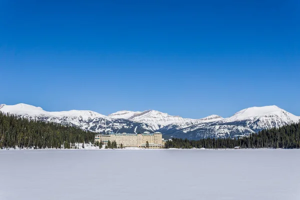 Lake Louise Canada Mars 2020 Fairmont Slott Och Frusen Sjö — Stockfoto