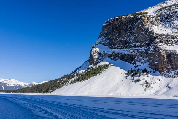 Rocky mountains around frozen lake louise winter wonderland — Stock Image Rocky Mountains Frozen Lake Louise Winter Wonderland Stock Picture