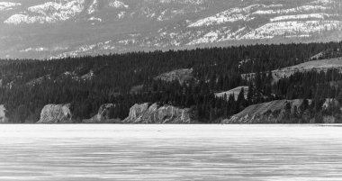 Buz gibi dağları olan güzel Kolombiya Gölü Britanya Kolombiyası Kanada manzarası