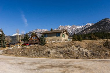 FAIRMONT Sıcak Baharlar, Kanada - 21 Mart 2020: Kayalık dağlarda bulunan küçük bir kasabada ahşap ev