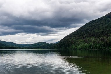 Paul Gölü üzerinde fırtına bulutları Britanya Kolombiyası Kanada