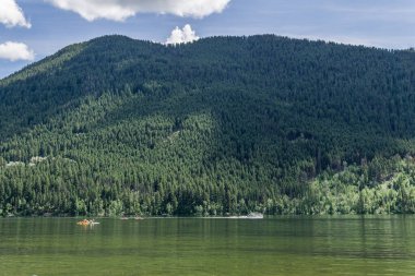 Paul Gölü İspatlama Parkı, Kanada - 30 Haziran 2019: Mavi gökyüzü ve beyaz bulutlar üzerinde eğlenen insanlar