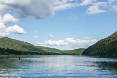 Paul Gölü İspatlama Parkı, Kanada - 30 Haziran 2019: Mavi gökyüzü ve beyaz bulutlar üzerinde eğlenen insanlar