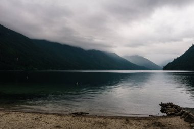 Güzel Chilliwack Gölü Yeşil Orman ve bulutlu gökyüzü Britanya Kolombiya Kanada