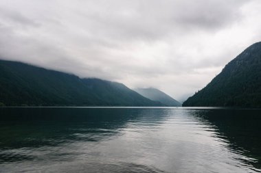 Güzel Chilliwack Gölü Yeşil Orman ve bulutlu gökyüzü Britanya Kolombiya Kanada
