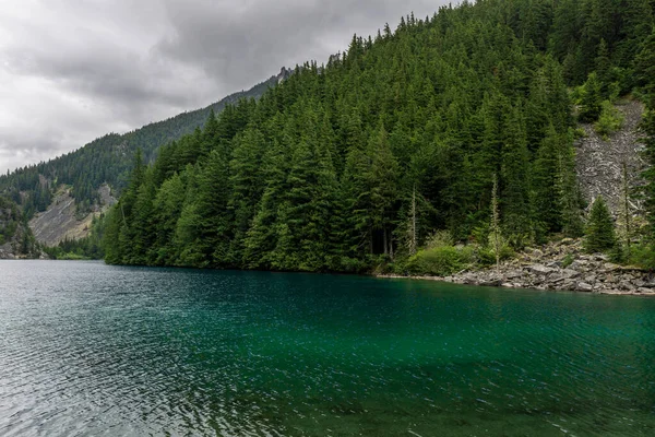 Hermosa Montaña Lindeman Lago Verde Bosque Cielo Nublado Británico Columbia — Foto de Stock
