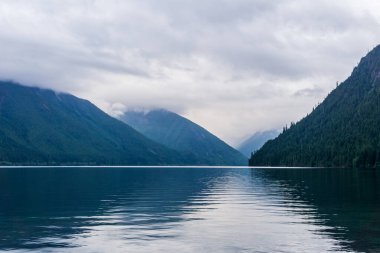 Güzel Chilliwack Gölü Yeşil Orman ve bulutlu gökyüzü Britanya Kolombiya Kanada