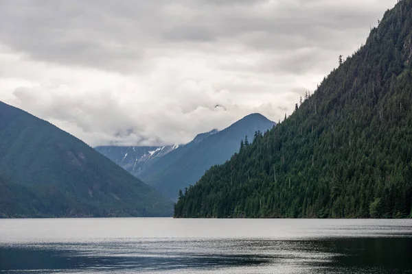 Chilliwack Gölü Nün Uzak Vadisindeki Dağ Manzarası Güneşli Bir Gün — Stok fotoğraf