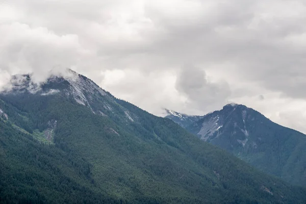 Ορεινό Τοπίο Στην Κοιλάδα Fraser Στη Λίμνη Chilliwack Συννεφιασμένη Ηλιόλουστη — Φωτογραφία Αρχείου