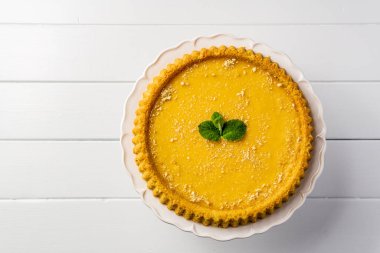 Lezzetli ev yapımı pastalar, ahşap masaya yakın plan pastalar.