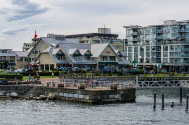 SIDNEY, CANADA - 14 Temmuz 2019: Waterfront Inn and Suites Hotel ve şehir merkezindeki modern mimari konut binaları