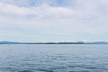 Vancouver adasından Haro boğazı manzaralı bulutlu gökyüzü British Columbia Canada