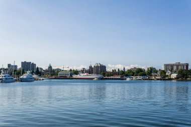 VICTORIA, CANADA - 14 Temmuz 2019: şehir merkezinde yatları ve modern binaları olan yoğun liman