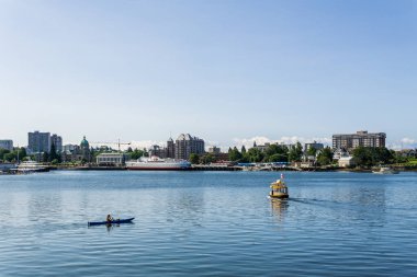VICTORIA, CANADA - 14 Temmuz 2019: Yat ve deniz otobüsleri ile şehir merkezinde yoğun liman