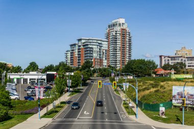 VICTORIA, CANADA - 14 HAZİRAN 2019: Merkezi gökyüzü saatinde modern bina ile şehrin merkezi yolu