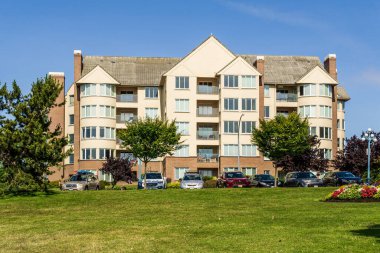 VICTORIA, Kanada - 14 Temmuz 2019: Büyük yeşil çimenli modern apartman cephesi manzaralı