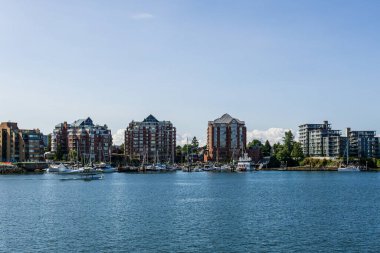 VICTORIA, CANADA - 14 Temmuz 2019: Yat ve deniz uçağıyla şehir merkezinde yoğun liman.