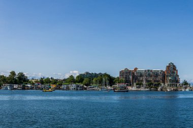 VICTORIA, CANADA - 14 Temmuz 2019: şehir merkezinde yatları ve modern binaları olan yoğun liman.