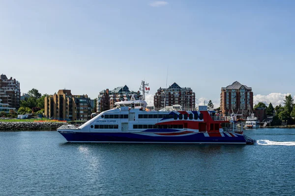VICTORIA, CANADA - 14 LUGLIO 2019: nuovo traghetto passeggeri di lusso ad alta velocità in arrivo al porto di Victoria . — Foto Stock