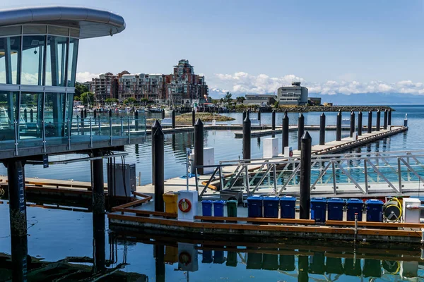 VICTORIA, CANADA - JULI 14, 2019: lege Victoria International Marina op zonnige dag. — Stockfoto