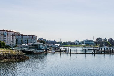 VICTORIA, CANADA - 14 Temmuz 2019: Boom + Batten Restoran ve Kafe Turistleri turizm merkezi modern mimari binası