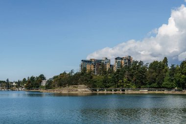 VICTORIA, CANADA - 14 Temmuz 2019: modern apartman binası küçük körfezde kesişiyor