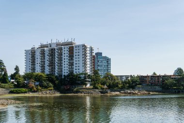 VICTORIA, CANADA - 14 Temmuz 2019: modern apartman binası küçük körfezde kesişiyor