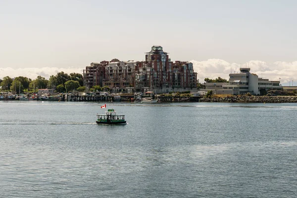 Victoria Canadá Julio 2019 Autobús Verde Puerto Concurrido Centro Ciudad —  Fotos de Stock