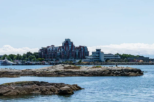 Victoria Canadá Julio 2019 Moderno Edificio Apartamentos Cruzan Pequeña Bahía —  Fotos de Stock