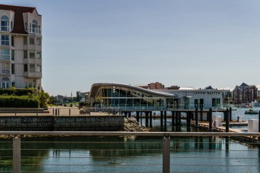 VICTORIA, CANADA - 14 Temmuz 2019: Boom + Batten Restoran ve Kafe Turistleri turizm merkezi modern mimari binası