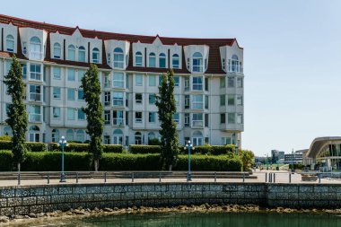 VICTORIA, CANADA - 14 Temmuz 2019: güneşli bir günde mavi gökyüzü olan apartman binasının önündeki patika