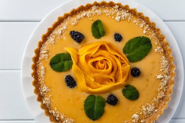 Lezzetli ev yapımı pastalar, ahşap masaya yakın plan pastalar.