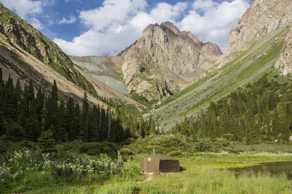 Sauna tarafında küçük bir göl