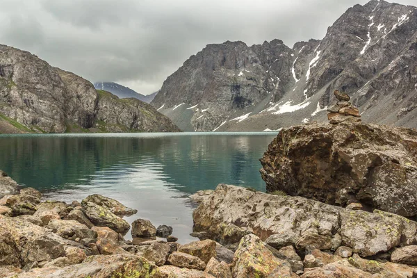 Ala-Kol Gölü taşlarla