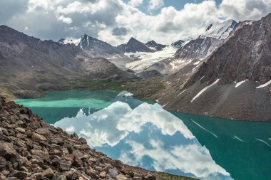 dağlar göl sakin su yansıması