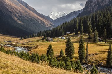 dağ gorge karlı zirveleri ve yurts orta