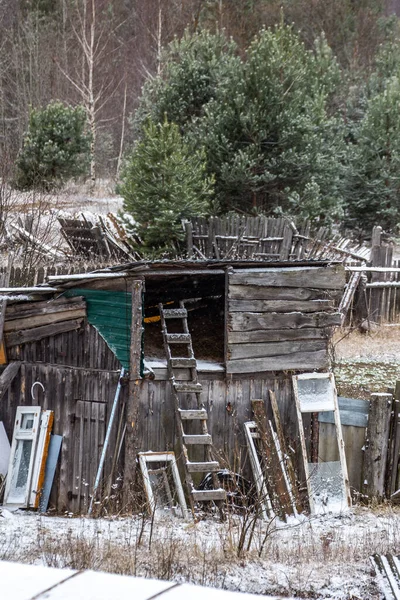 Rus evinin yanında duran kapının görüntüsü. Rusya 'nın derinliklerinde bir Rus köyü.
