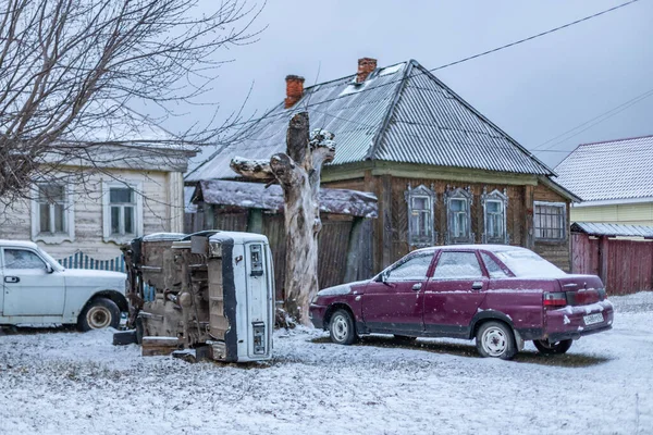 Rus evinin yanında duran kapının görüntüsü. Rusya 'nın derinliklerinde bir Rus köyü.