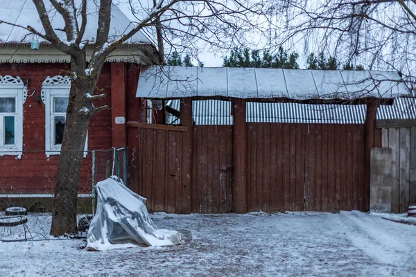 Rus evinin yanında duran kapının görüntüsü. Rusya 'nın derinliklerinde bir Rus köyü.