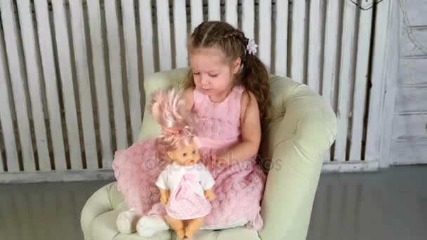 Девушка играет куклу — стоковое видео