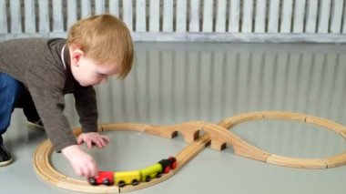 tahta tren ile oynarken küçük çocuk